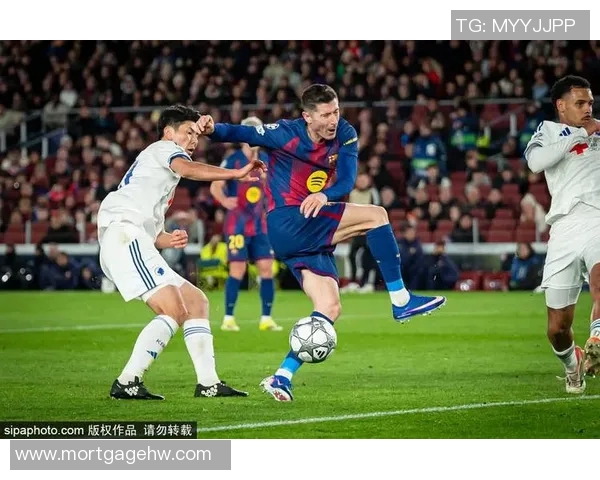 莱万梅开二度助力巴塞罗那逆转胜利展现强大攻击力 莱万梅开二度助力巴塞罗那逆转胜利展现强大攻击力